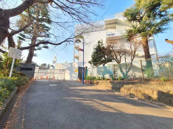 周辺環境: 長津田小学校(創立70年以上の歴史ある小学校。教育目標は「自ら学び　たくましく　心豊かな子」。新校舎が綺麗です。)