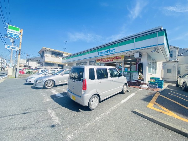 周辺環境:ファミリーマート三ツ池公園口店(ホットスナックのファミチキが人気。酒たばこ取扱い有。無料Wi-Fi有。各種バーコード決済利用可能。)