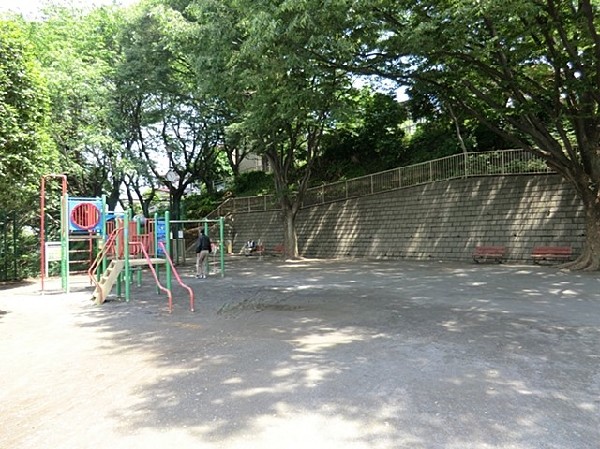 周辺環境:北軽井沢第二公園(高速神奈川2号三ツ沢線をまたいで二つの広場がある公園。遊具とベンチがあり静かで落ち着いた雰囲気です。)