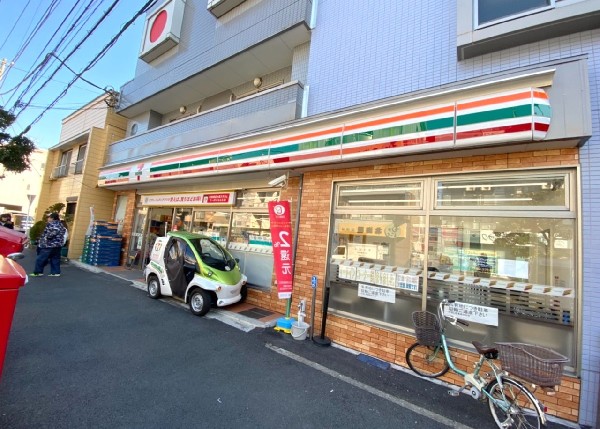 周辺環境:セブンイレブン横浜大口仲町店(近くて便利、期待以上の品質を提供するコンビニエンスストアです。酒たばこ取扱い有。無料Wi-Fi有。)