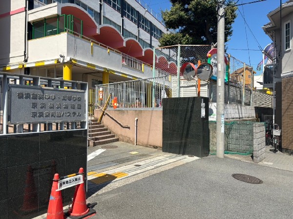 周辺環境:京浜横浜幼稚園(広い園庭や屋上がありのびのびと遊べる幼稚園。はだしで泥んこ遊びをするなど自然を取り入れた保育をする。)