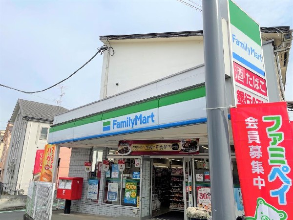 周辺環境:ファミリーマート 竹山団地店(ホットスナックのファミチキが人気のコンビニ。酒たばこ取扱い有。少量のチルド総菜が充実している。)