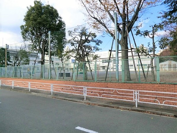 周辺環境:竹山小学校(緑豊かな団地の中の小学校。「知恵出せ、汗出せ、明るい子」が合言葉。少人数なので学年関係なく交流する。)