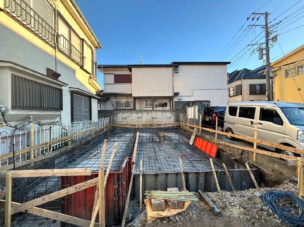 外観:ビルトイン車庫付きの住まい。雨風から大切なお車を守り、お荷物の出し入れもゆっくり濡れずに行えます。