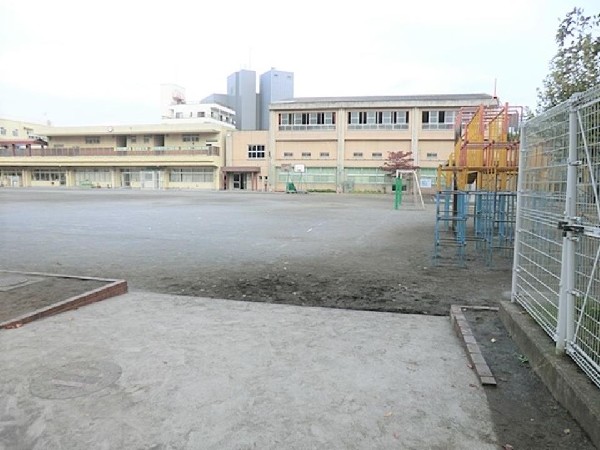 周辺環境:豊岡小学校(創立９７年の歴史と伝統のある小学校。教育目標は「学び合い　高め合い　まちとともに明日を拓く豊岡っ子」)