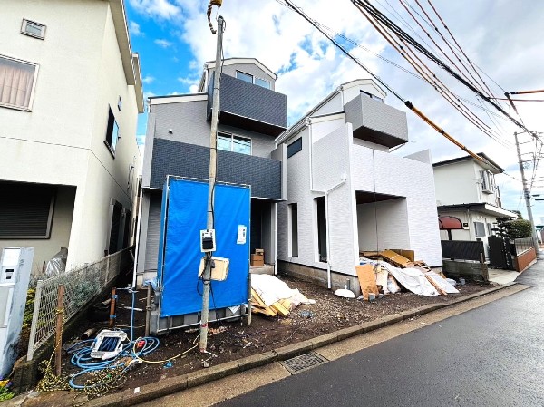 外観:「鶴見花月園公園」まで徒歩1分！四季を感じられる大型公園が近く、子育て世帯にもおすすめの住環境です。