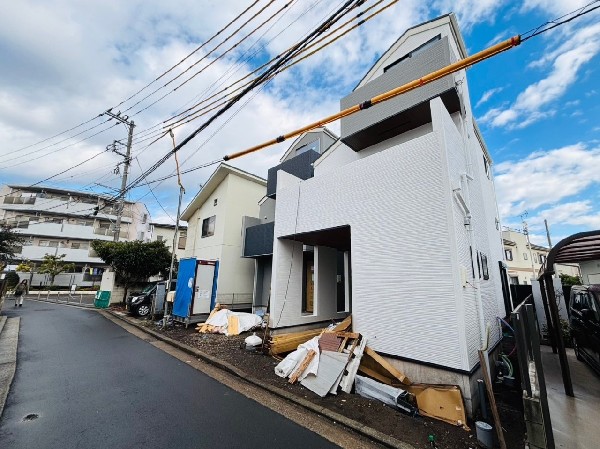 外観:ビルトイン車庫付きの住まい。雨風から大切なお車を守り、お荷物の出し入れもゆっくり濡れずに行えます。