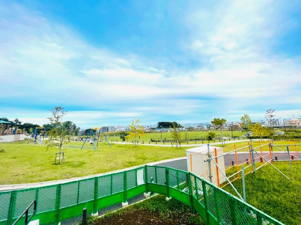 周辺環境:花月園公園(総面積4.7haの大きな公園。芝生の大原っぱ、健康器具、巨大遊具のある広場などがあり、ピクニックも◎)