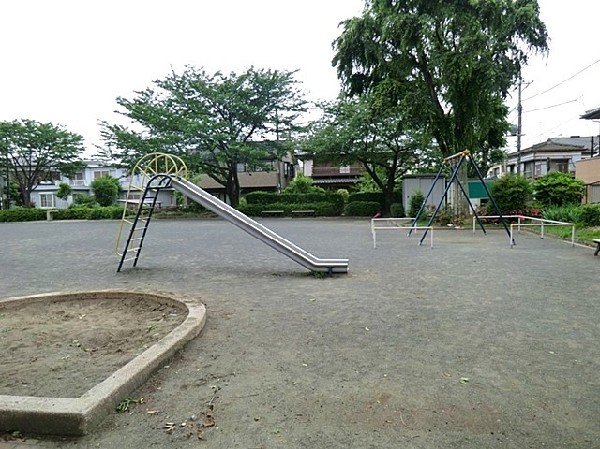 周辺環境:東本郷第二公園(桜と藤が綺麗に咲く公園。ブランコや砂場もあり、小さなお子様を遊ばせるにはちょうど良い広さですね。)