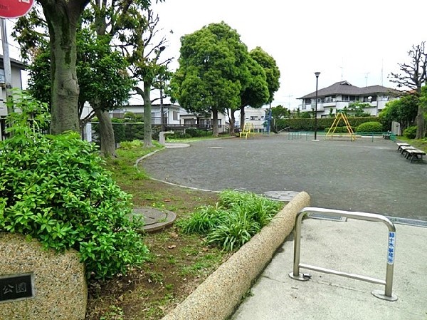 周辺環境:鴨居第二公園(ブランコ・滑り台・雲梯・砂場など一通りの遊具が揃っています。木々も多く、お散歩にも快適ですね。)