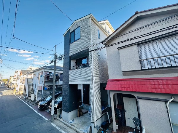 外観:保育園、小学校、公園、病院などが近くにあり子育てしやすい環境です。朝の支度もゆっくりできそうです。