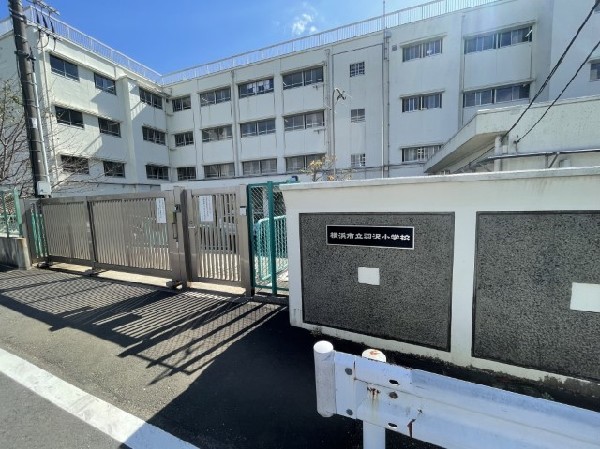 周辺環境:羽沢小学校(見晴らしの良い高台に建ち、風通しの良い学校です。昭和４６年開校。令和二年に創立50年を迎えました。)