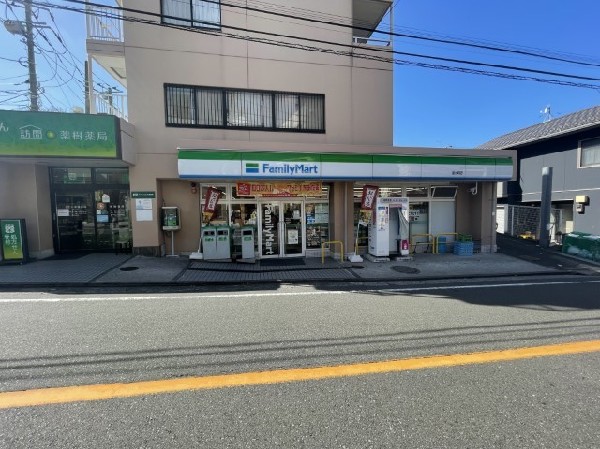 周辺環境:ファミリーマート横浜釜台町店(時間を問わず立ち寄れる、便利なコンビニは徒歩5分の近さ。ホットスナックのファミチキが人気です。)