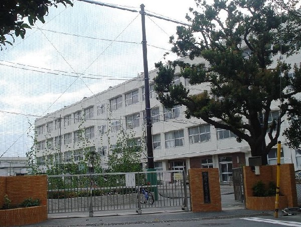 周辺環境:上星川小学校(各学年3クラスの小学校。学校教育目標は「友だちいっぱい　夢いっぱい　未来へ向かって　かがやく星の子」)