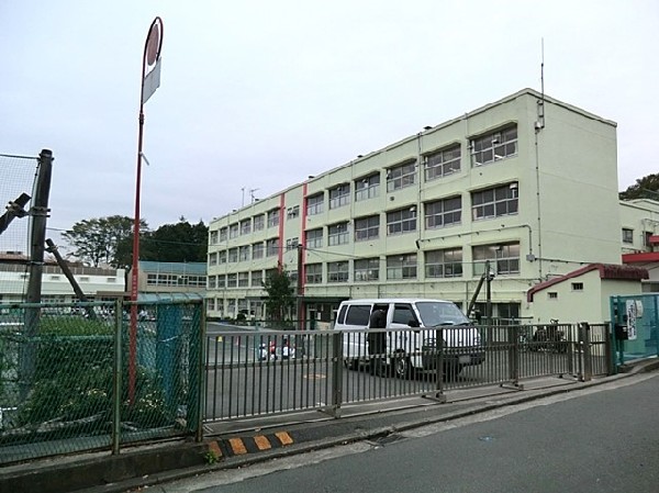 周辺環境:長津田小学校(創立70年以上の歴史ある小学校。教育目標は「自ら学び　たくましく　心豊かな子」。新校舎が綺麗です。)