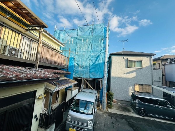 外観:前面道路は車通りの少ない道路。小さなお子様も安心です。お車の出し入れが苦手な方も駐車しやすそうです。