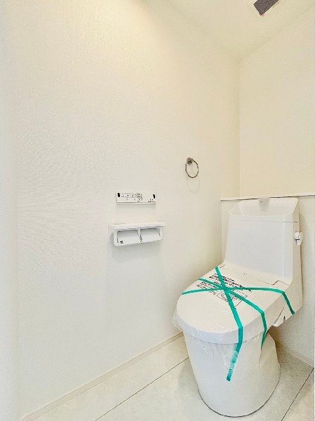 ウォシュレット、暖房便座機能付のトイレです。１階と2階の2ヶ所に設置しているので忙しい朝も便利です。