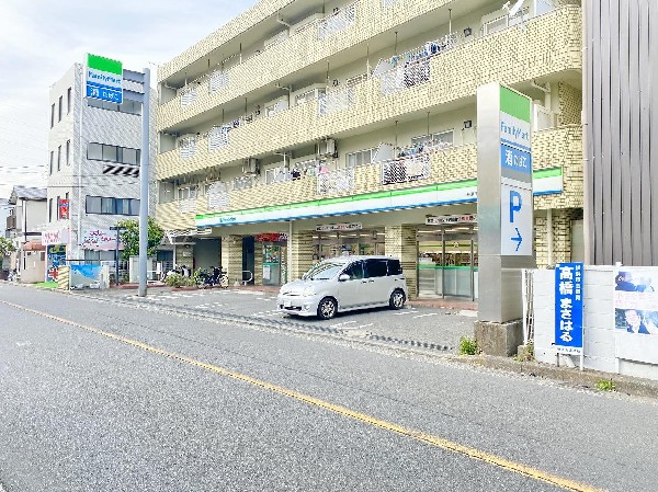 周辺環境:ファミリーマート横浜東本郷店(ホットスナックのファミチキが人気のコンビニ。酒たばこ取扱い有。少量のチルド総菜が充実している。)