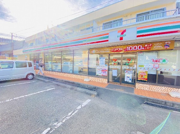 周辺環境:セブンイレブン横浜三枚町店(近くて便利、期待以上の品質を提供するコンビニ。セブンイレブンの商品を最短30分で届ける7NOW取扱店。)