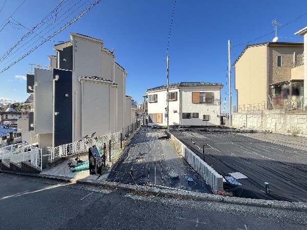 外観:路地状部分にカースペース1台分駐車可能です（車種による）通行人の視線なども気にならない静かな住環境。