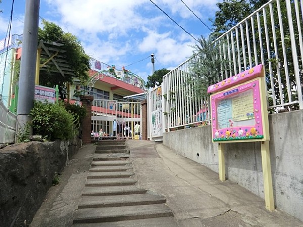 周辺環境:藤棚幼稚園(藤棚商店街の近くにあるアットホームな幼稚園。運動会・お遊戯会・作品展などの行事が充実しています。)