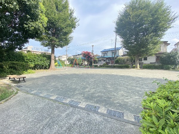 周辺環境:三保公園(桜、イチョウ、ケヤキがあり、季節を感じられます。滑り台やブランコ、広場がありお子様も楽しめそう。)