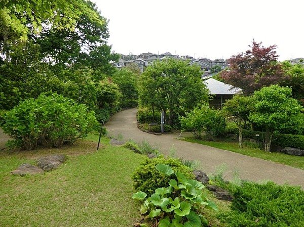 周辺環境:馬場花木園(豊かな緑に囲まれた、和風の風致公園です。桜や紅葉など、四季折々の花々と風情を楽しむことができます。)