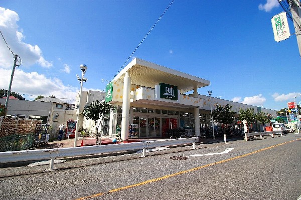 周辺環境:FUJI馬場店(鮮度・旬・グレードにこだわった商品を提供。ベーカリーコーナーでは美味しい焼き立てパンを購入できます。)