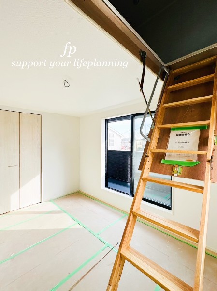 2階の6帖の洋室には小屋根裏収納を完備。日常では滅多に使用しないけれど、捨てられない大切な物をまとめて収納できます。