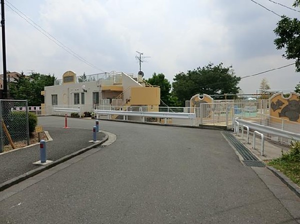 周辺環境:小山保育園(園庭のローラー滑り台やクライミング、プールなどが楽しい保育園。)