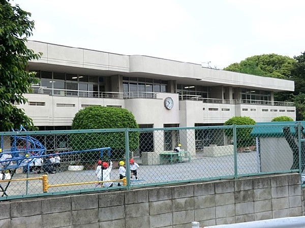 周辺環境:鶴見大学短期大学部附属三松幼稚園(幼稚園から大学院まである学校法人総持学園。曹洞宗大本山總持寺の「禅の精神」に基づいた教育をします。)