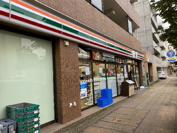 周辺環境:セブンイレブン三ッ沢下町店(時間を問わず、幅広い品物が揃うコンビニ。日常生活に深く関係する最重要施設として欠かせない存在です。)