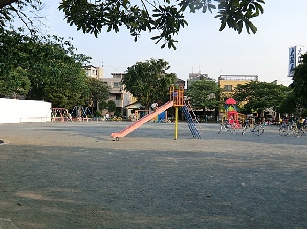 周辺環境:潮田公園(テニスコート、野球場、遊具広場、夏はプールなど、年間を通して利用できる施設が沢山ある大きな公園です。)