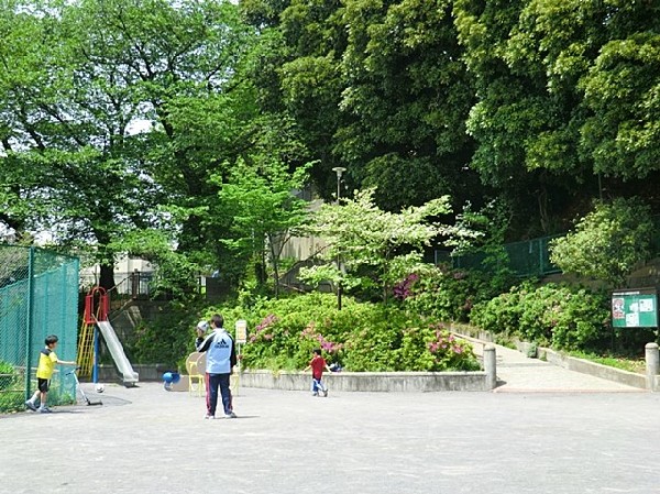 周辺環境:栗田谷公園(住宅街の中にある公園。青空の下で駆け回ったり、遊具で遊んだり、思い思いの遊びができます。)