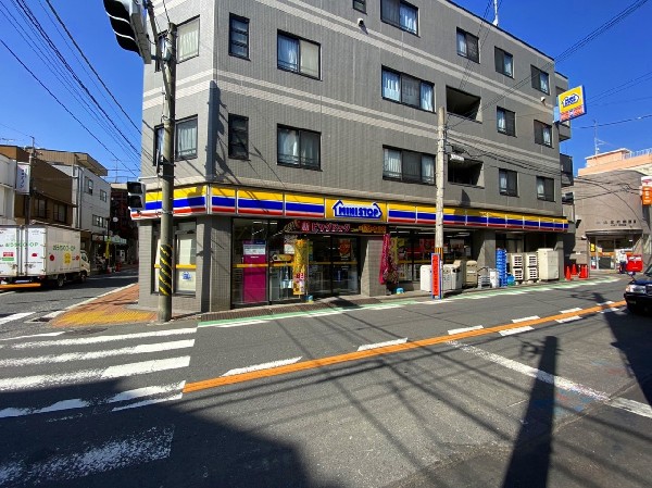 周辺環境:ミニストップ松本町3丁目店(ソフトクリームやパフェなど、旬の食材やトレンドを取り入れたコールドスイーツが人気のコンビニエンスストア。)