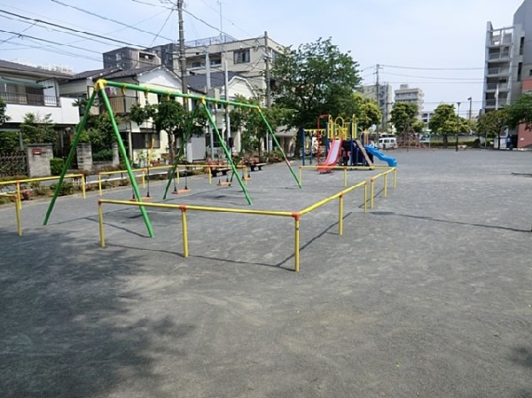 周辺環境:浅間車庫前公園(市営バスの車庫とスポーツセンターが近くにある公園。複合遊具やブランコなど遊具がそろっています。)