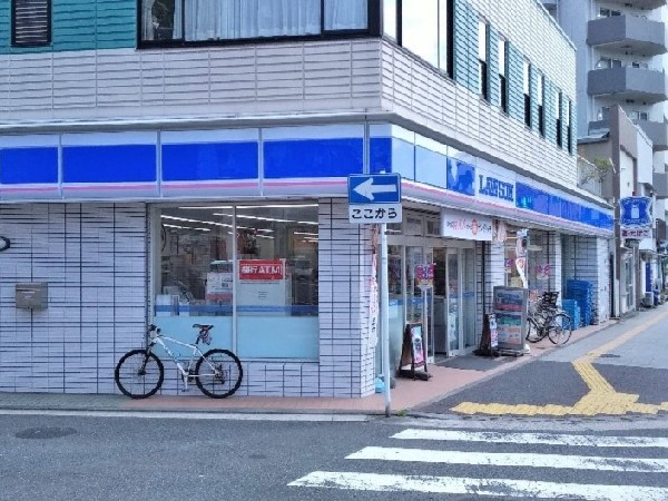 周辺環境:ローソン南浅間町店(コーヒーやスイーツが人気のコンビニエンスストア。酒たばこ、無印良品の取扱い有。イートインあり。)