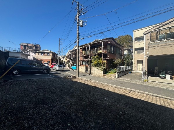 外観:動物園のある野毛山公園まで徒歩6分。小学校、幼稚園が近くにあり子育てしやすい環境。買い物施設も充実しています。