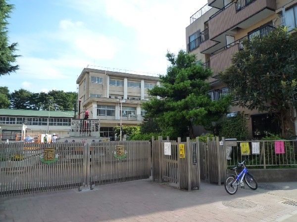 周辺環境:三ツ沢小学校(豊顕寺市民の森に繋がるせせらぎ緑道沿いにある小学校。校内にほたるドームがあり、愛育活動をしています。)