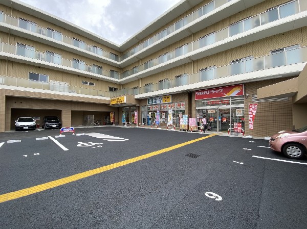 周辺環境:ツルハドラッグ横浜東寺尾店(日用品、一般薬、食品、化粧品、医療用品、酒、菓子、ベビー用品などが豊富に揃う。駐車場20台有(無料))