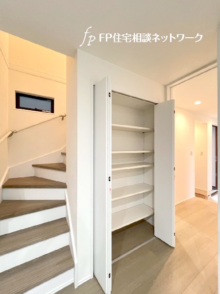 ストック食材や調理家電の収納に便利なパントリー付き。お水や非常食などの備蓄庫としても活躍しそうです。