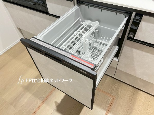 機能性とデザイン性を兼ね備えた嬉しいキッチン。食器洗乾燥機付きなので後片付け楽々。嬉しい浄水器も。