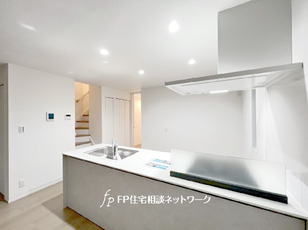 リビングとキッチンの間に壁を設けてないフルオープンタイプの対面キッチン。一体感と広がりを感じます。