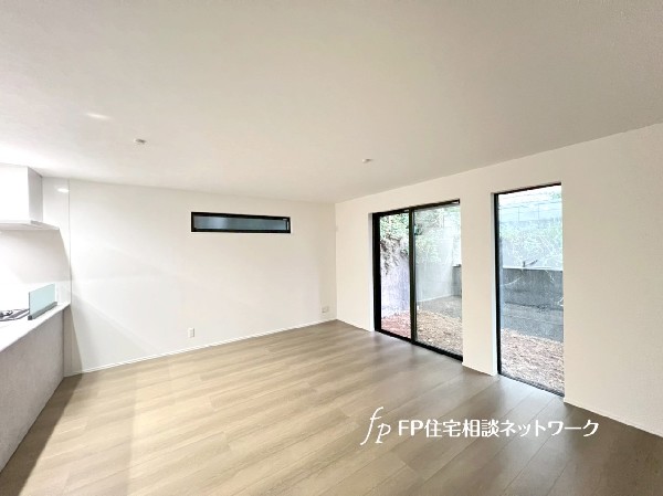 17.6帖の広々リビング。南側の窓を開ければお庭と繋がり、解放感が出てさらに広く感じられます。