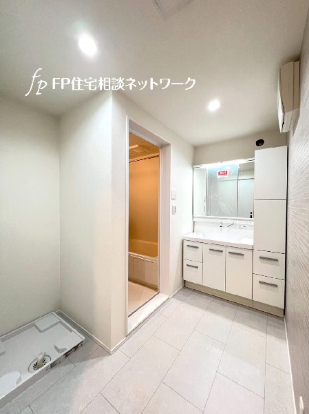 鏡の裏に収納棚を確保した三面鏡を採用。化粧品や歯ブラシなどを機能的に収納し、朝の身支度も快適です。