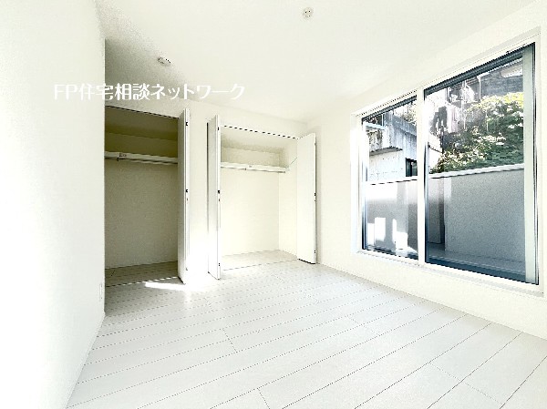 2面採光でお部屋の隅々まで明るい印象の居室。バルコニーにも出られて、爽やかな風をたっぷりと取り込めます。