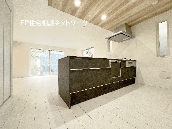 リビングのお子様を見守りながらお料理が出来る対面キッチン。ご家族との会話が弾みます。食器洗乾燥機付。