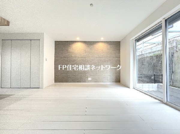 なにかと物が溢れがちなリビングに嬉しい収納付。お子様の勉強道具や、書類関係などもすっきり片付きます。