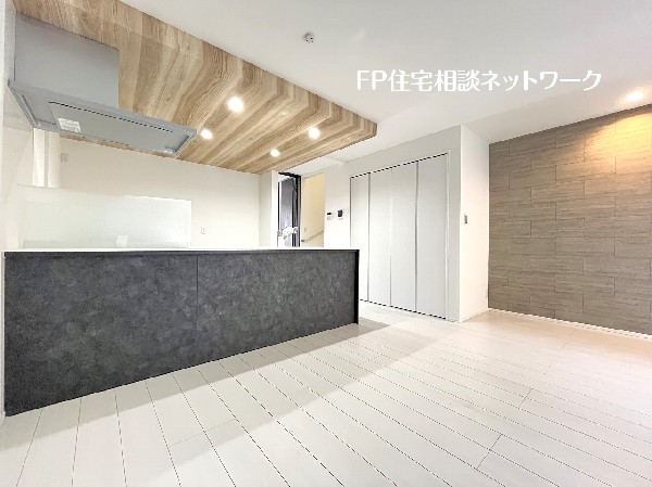 木目調の天井がアクセントになっているキッチン。気分も上がり、料理作りが一層楽しく感じられそう。