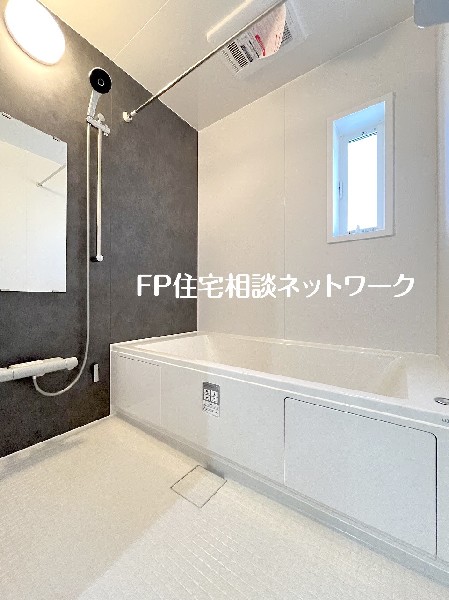 ゆったり入れる１坪タイプの浴室。雨の多い時季のお洗濯に重宝する浴室換気乾燥機付。追炊きオートバス付。